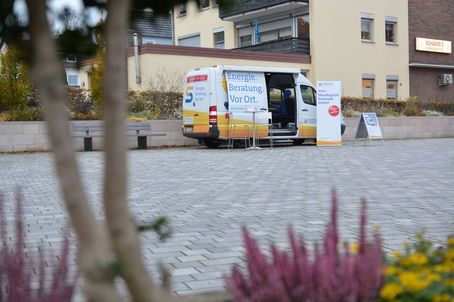 Der Beratungsbus der Städtischen-Werke steht auf dem Kasseler Ossenplatz
