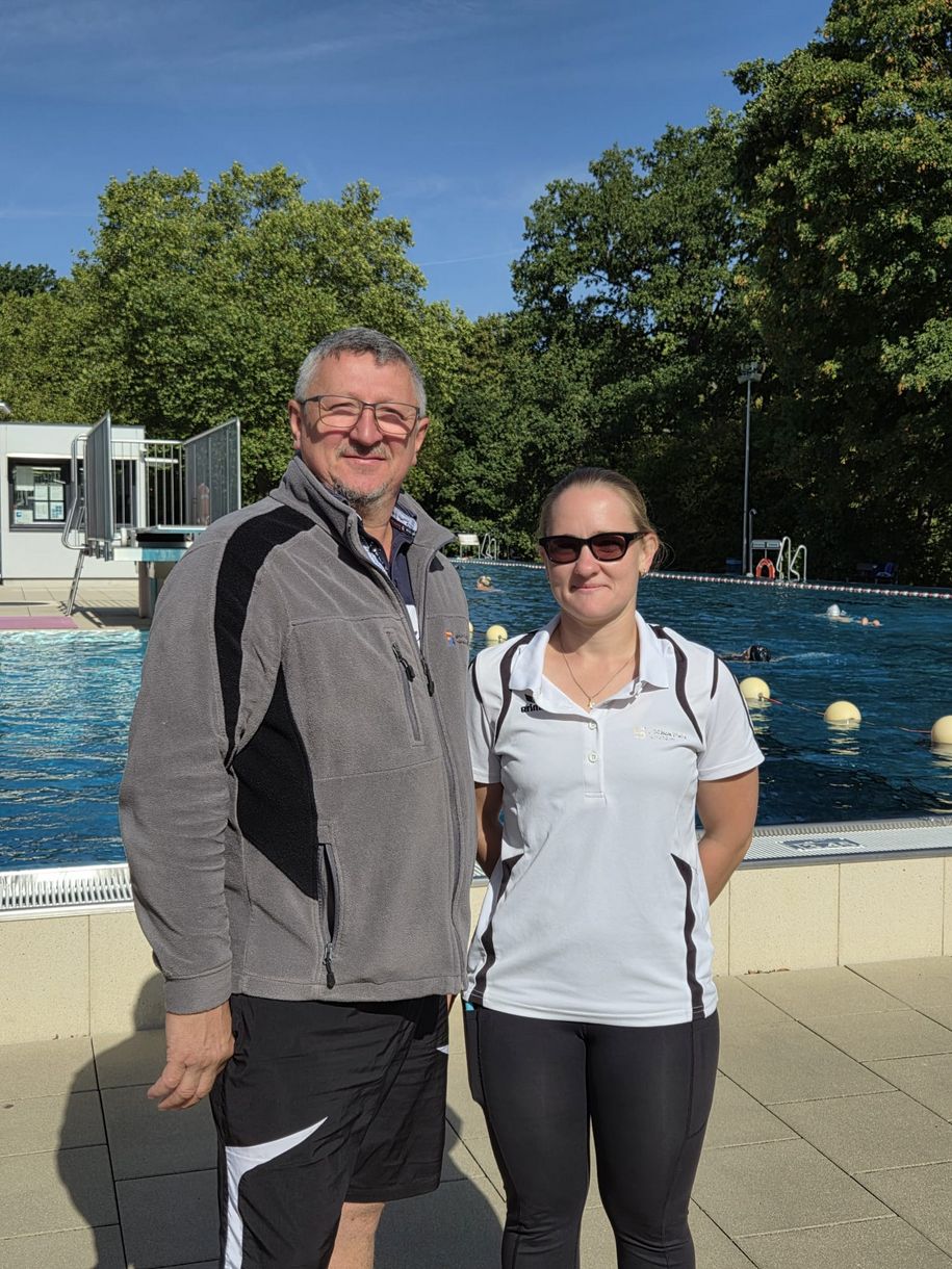 Zwei Badmitarbeiter im Freibad Wilhelmshöhe