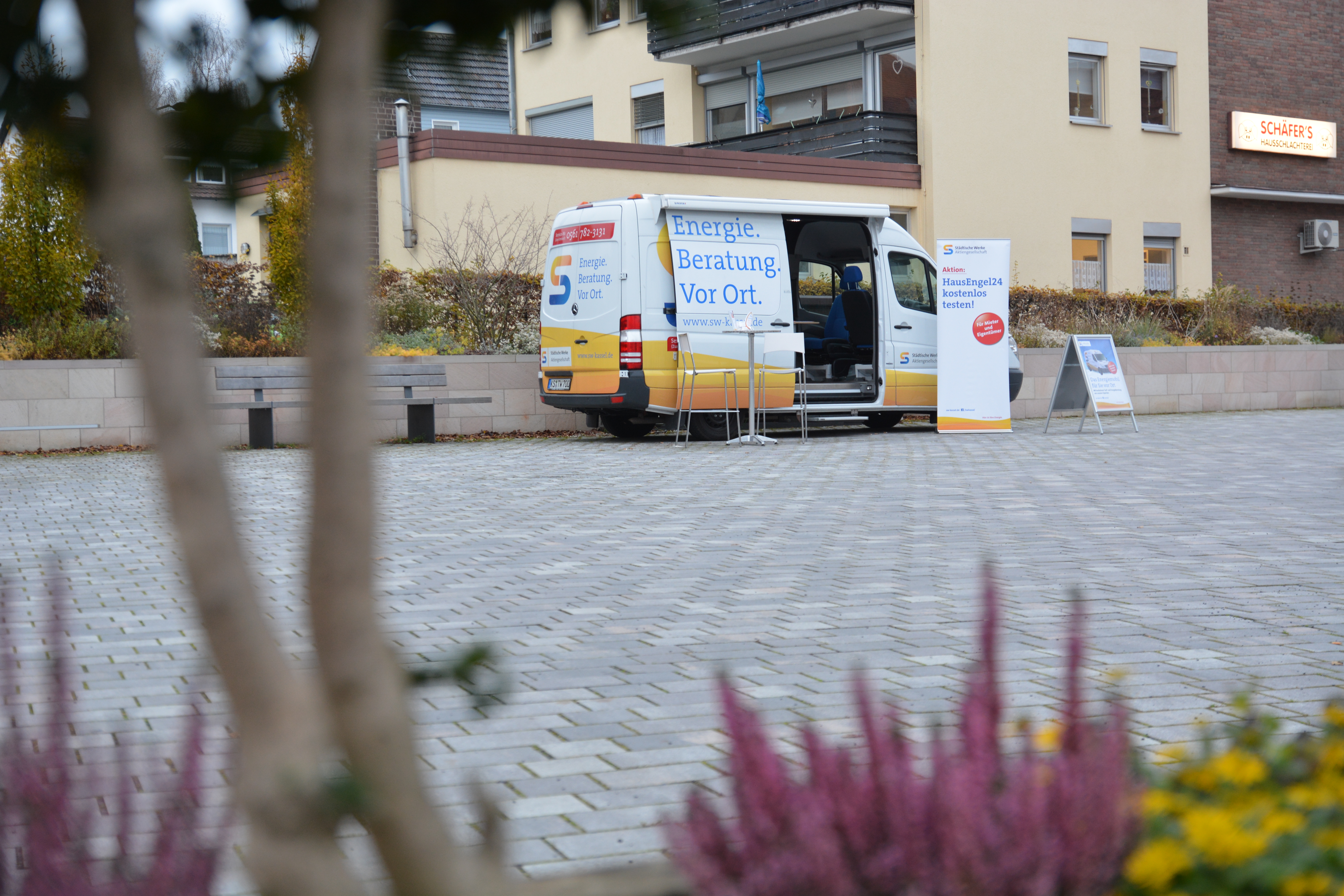 Der Beratungsbus der Städtischen-Werke steht auf dem Kasseler Ossenplatz